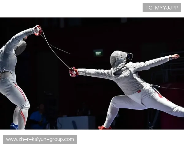 击剑选手空中刺击命中，全场震撼